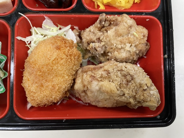 にんにく醤油がいい感じの唐揚げとツナマヨフライ