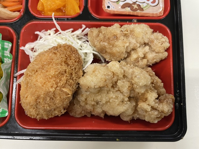 にんにく醤油がいい感じの唐揚げとコーンフライ