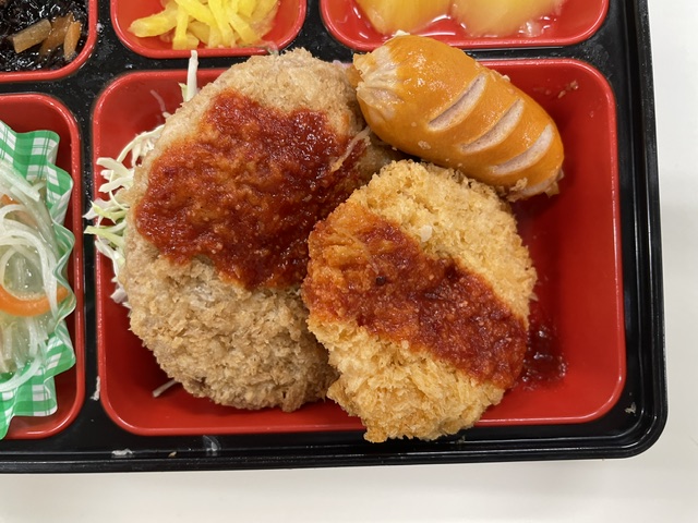 牛ハラミかつとメンチカツトマトガーリックソース