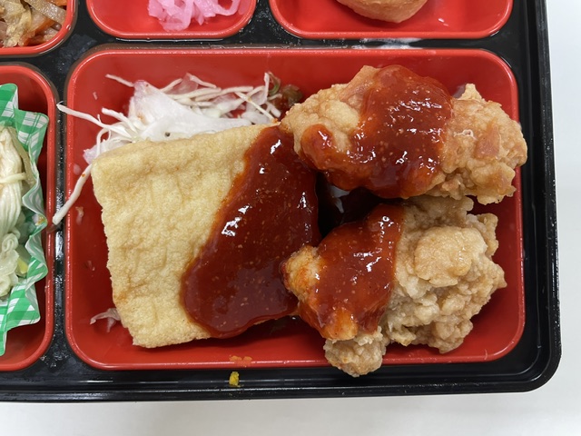 唐揚げと厚揚げチリソースかけ
