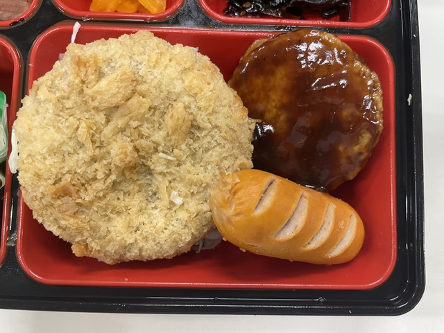 ブラックカレーコロッケとペッパーハンバーグ